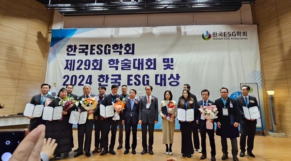 *사진, 우측에서 세 번째 전제중 대표